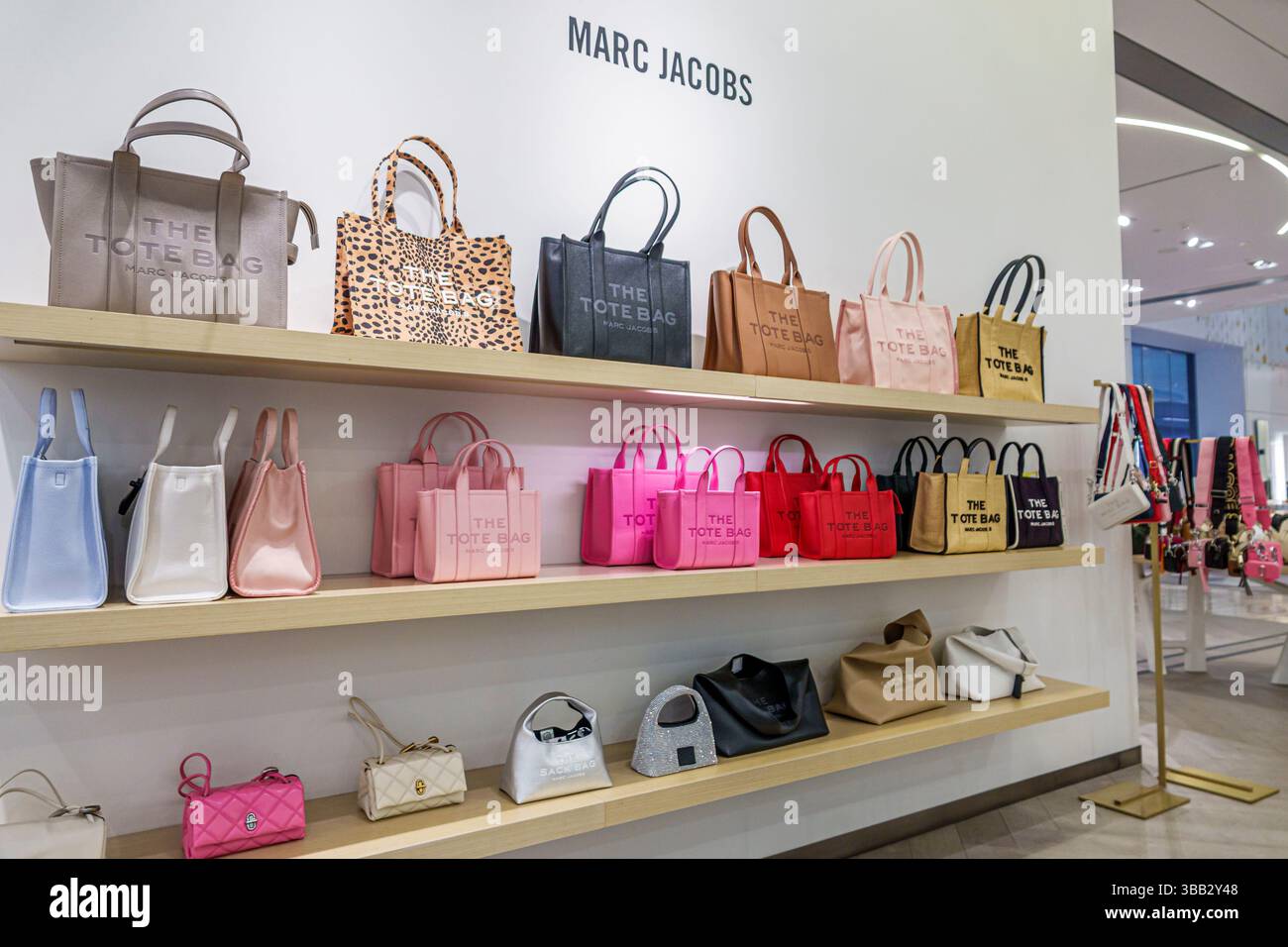 Miami Florida, Brickell Financial District, Brickell City Centre Center, Saks Fifth Avenue, Marc Jacobs affichage de sacs à main, la ligne de sac fourre-tout, cuir de toile Banque D'Images