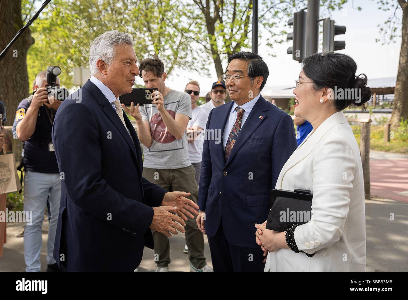 Brugelette, Belgique. 14 mai 2025. Eric Domb, fondateur et PDG de Pairi Daiza, et Fei Shengchao, ambassadeur de Chine en Belgique, photographiés lors de l’arrivée et de l’accueil officiel des premiers singes dorés Qinling au parc animalier de Pairi Daiza, à Brugelette, mercredi 14 mai 2025. Pairi Daiza deviendra le premier parc animalier au monde à accueillir trois représentants de cette sous-espèce extrêmement rare de singe au nez griffonné. BELGA PHOTO JAMES ARTHUR GEKIERE crédit : Belga News Agency/Alamy Live News Banque D'Images