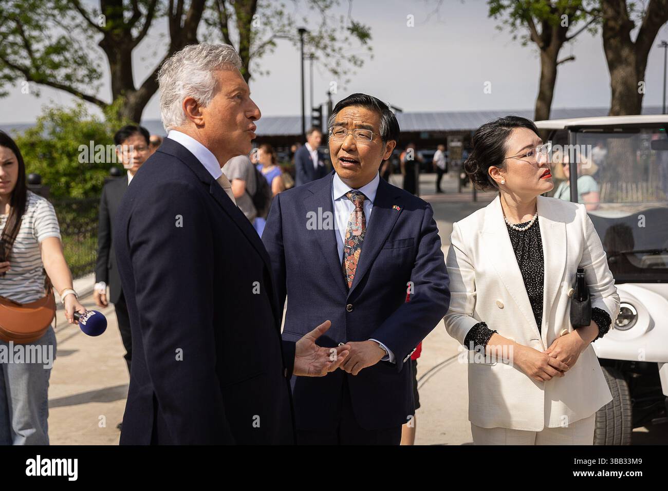Brugelette, Belgique. 14 mai 2025. Eric Domb, fondateur et PDG de Pairi Daiza, et Fei Shengchao, ambassadeur de Chine en Belgique, photographiés lors de l’arrivée et de l’accueil officiel des premiers singes dorés Qinling au parc animalier de Pairi Daiza, à Brugelette, mercredi 14 mai 2025. Pairi Daiza deviendra le premier parc animalier au monde à accueillir trois représentants de cette sous-espèce extrêmement rare de singe au nez griffonné. BELGA PHOTO JAMES ARTHUR GEKIERE crédit : Belga News Agency/Alamy Live News Banque D'Images