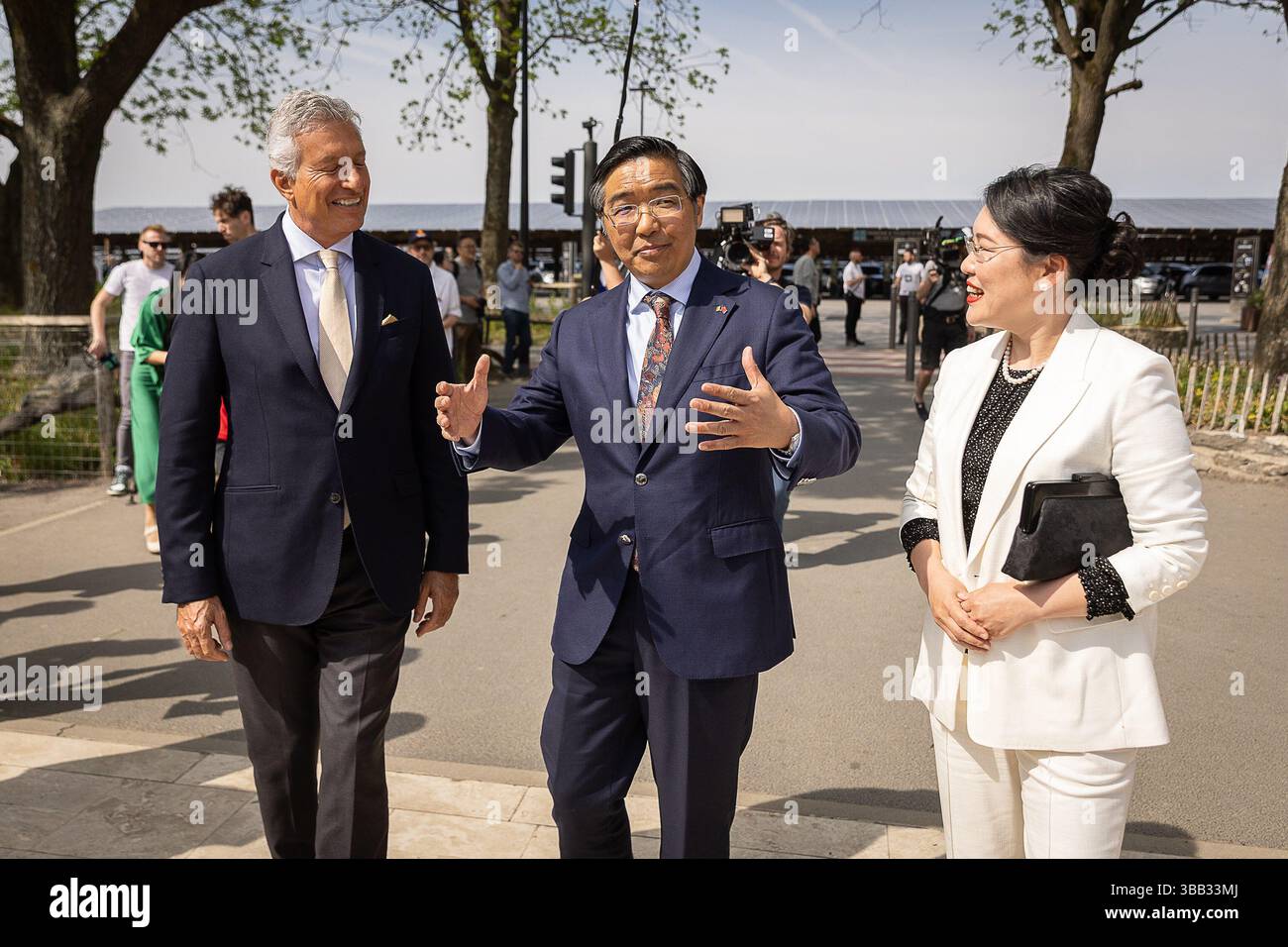 Brugelette, Belgique. 14 mai 2025. Eric Domb, fondateur et PDG de Pairi Daiza, et Fei Shengchao, ambassadeur de Chine en Belgique, photographiés lors de l’arrivée et de l’accueil officiel des premiers singes dorés Qinling au parc animalier de Pairi Daiza, à Brugelette, mercredi 14 mai 2025. Pairi Daiza deviendra le premier parc animalier au monde à accueillir trois représentants de cette sous-espèce extrêmement rare de singe au nez griffonné. BELGA PHOTO JAMES ARTHUR GEKIERE crédit : Belga News Agency/Alamy Live News Banque D'Images