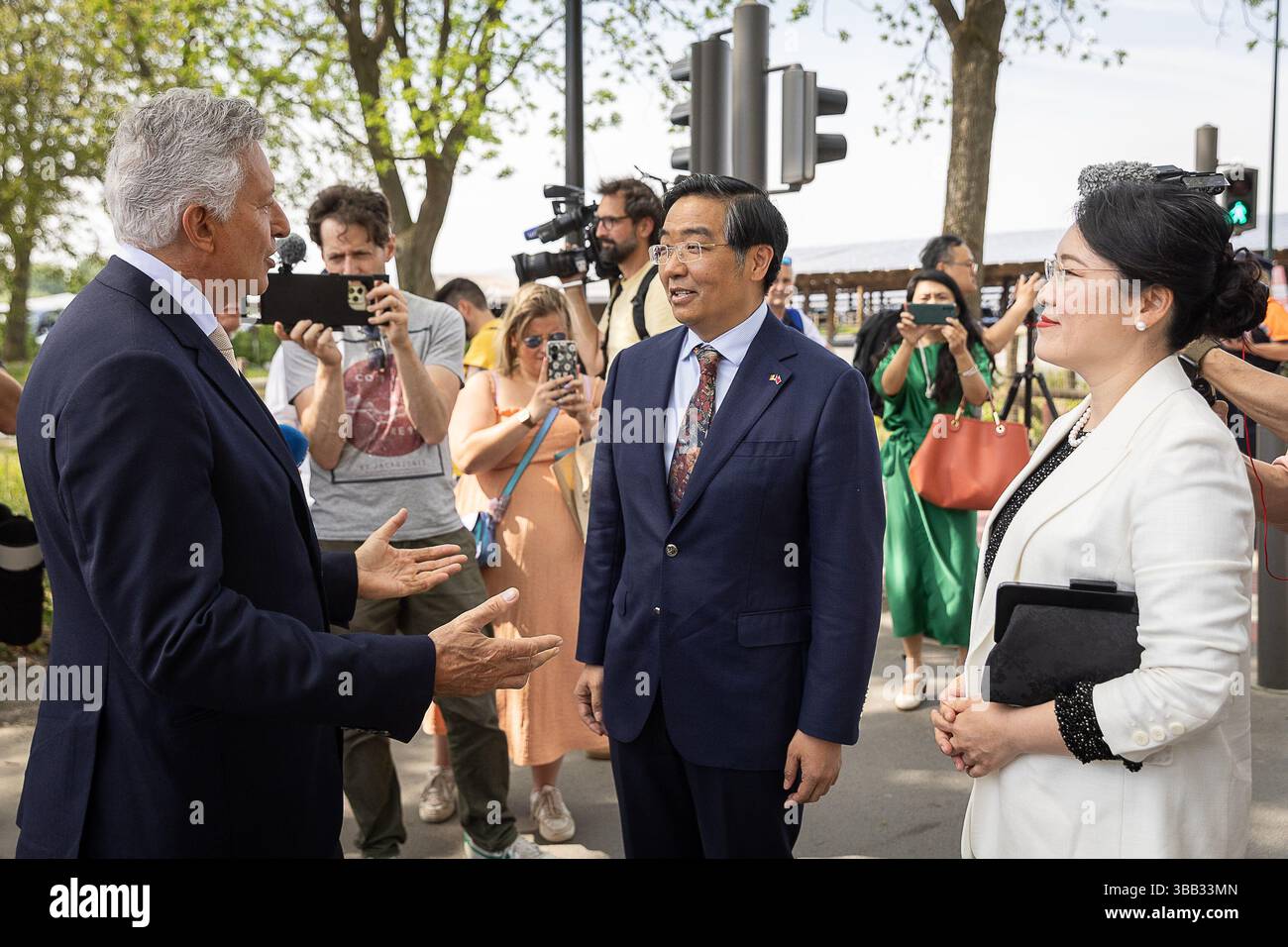 Brugelette, Belgique. 14 mai 2025. Eric Domb, fondateur et PDG de Pairi Daiza, et Fei Shengchao, ambassadeur de Chine en Belgique, photographiés lors de l’arrivée et de l’accueil officiel des premiers singes dorés Qinling au parc animalier de Pairi Daiza, à Brugelette, mercredi 14 mai 2025. Pairi Daiza deviendra le premier parc animalier au monde à accueillir trois représentants de cette sous-espèce extrêmement rare de singe au nez griffonné. BELGA PHOTO JAMES ARTHUR GEKIERE crédit : Belga News Agency/Alamy Live News Banque D'Images