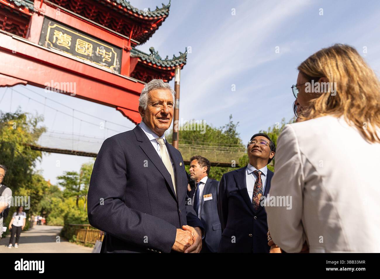 Brugelette, Belgique. 14 mai 2025. Eric Domb, fondateur et PDG de Pairi Daiza, et Fei Shengchao, ambassadeur de Chine en Belgique, photographiés lors de l’arrivée et de l’accueil officiel des premiers singes dorés Qinling au parc animalier de Pairi Daiza, à Brugelette, mercredi 14 mai 2025. Pairi Daiza deviendra le premier parc animalier au monde à accueillir trois représentants de cette sous-espèce extrêmement rare de singe au nez griffonné. BELGA PHOTO JAMES ARTHUR GEKIERE crédit : Belga News Agency/Alamy Live News Banque D'Images