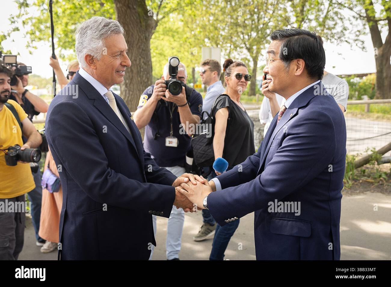 Brugelette, Belgique. 14 mai 2025. Eric Domb, fondateur et PDG de Pairi Daiza, et Fei Shengchao, ambassadeur de Chine en Belgique, photographiés lors de l’arrivée et de l’accueil officiel des premiers singes dorés Qinling au parc animalier de Pairi Daiza, à Brugelette, mercredi 14 mai 2025. Pairi Daiza deviendra le premier parc animalier au monde à accueillir trois représentants de cette sous-espèce extrêmement rare de singe au nez griffonné. BELGA PHOTO JAMES ARTHUR GEKIERE crédit : Belga News Agency/Alamy Live News Banque D'Images