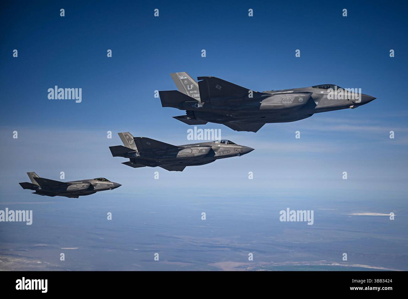 Trois avions F-35 Lightning II de l'US Air Force affectés à la base aérienne de Luke volent en formation en attendant le ravitaillement en vol au-dessus de l'Oregon, en avril Banque D'Images