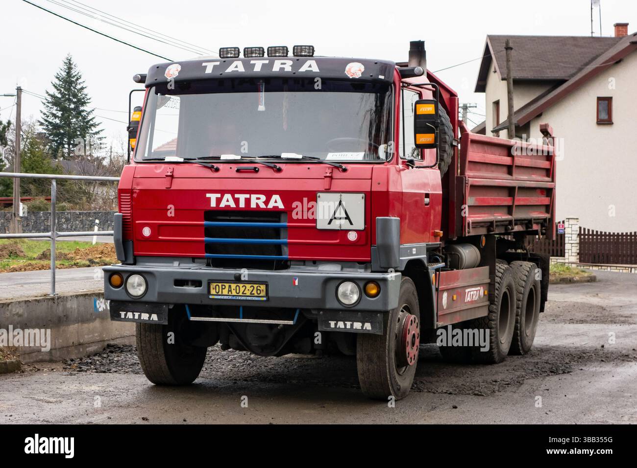 HAVIROV-SUCHA, RÉPUBLIQUE TCHÈQUE - 25 NOVEMBRE 2018 : légendaire camion benne basculante Tatra 815 S3 d'Europe de l'est avec de très bonnes capacités hors route Banque D'Images