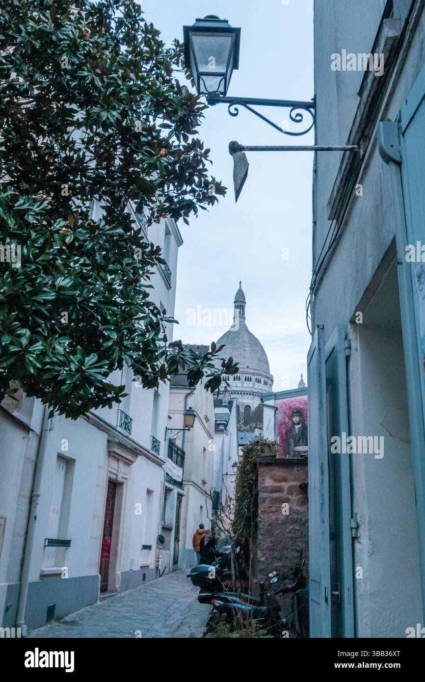 Basilique du Sacré coeur vue de la rue Montmartre avec lampadaire Paris, France Banque D'Images