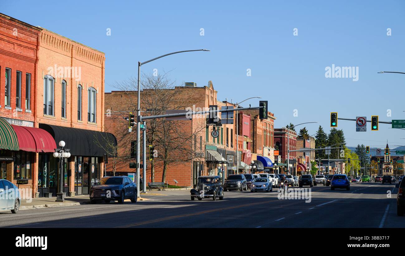 Kalispell, Montana, États-Unis - 2 mai 2025 ; vue sur le paysage urbain le long de main Street dans le centre-ville de Kalispell Montana Banque D'Images