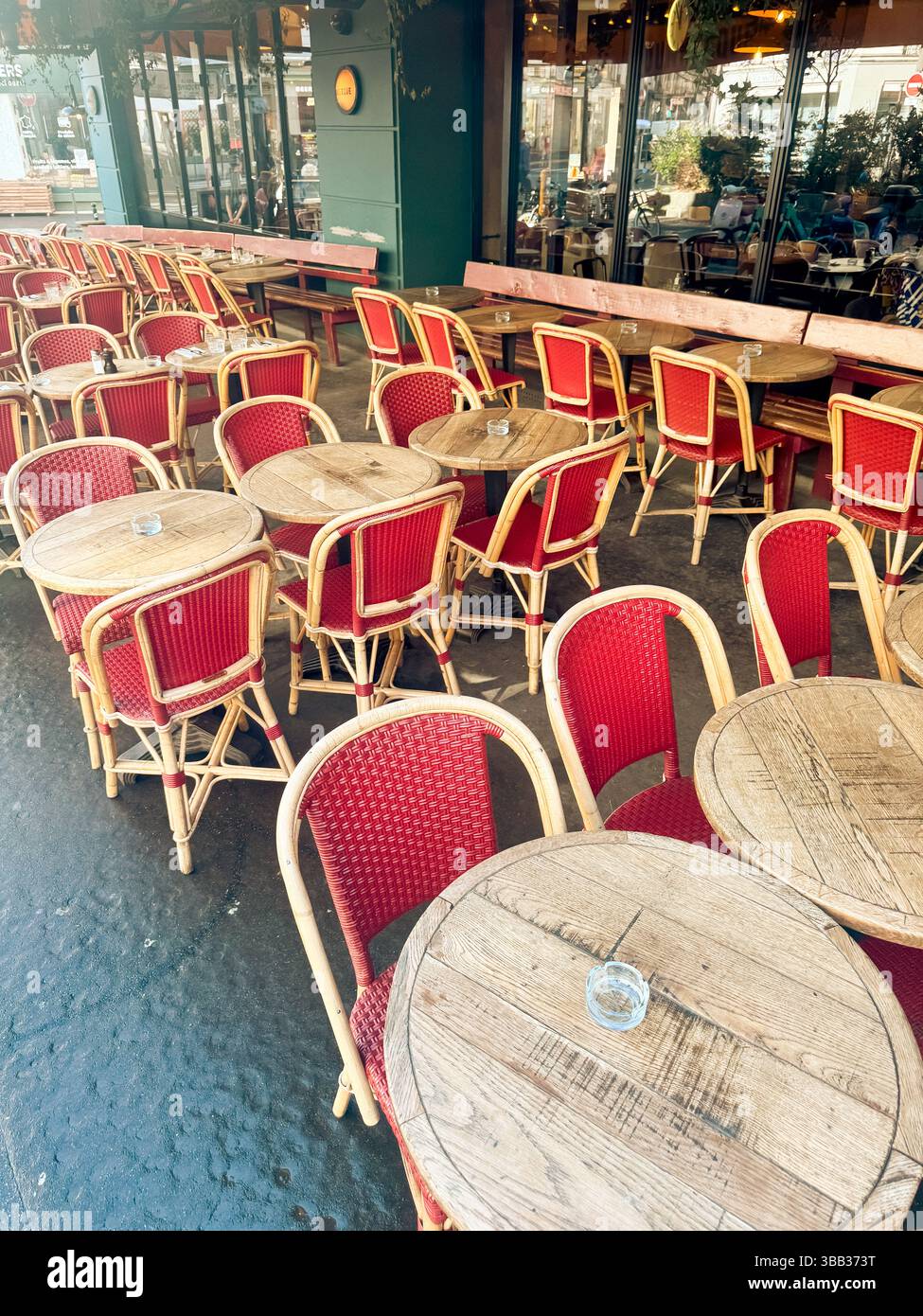 Terrasse de café parisien traditionnelle avec chaises rouges et tables de bistrot Paris, France Banque D'Images