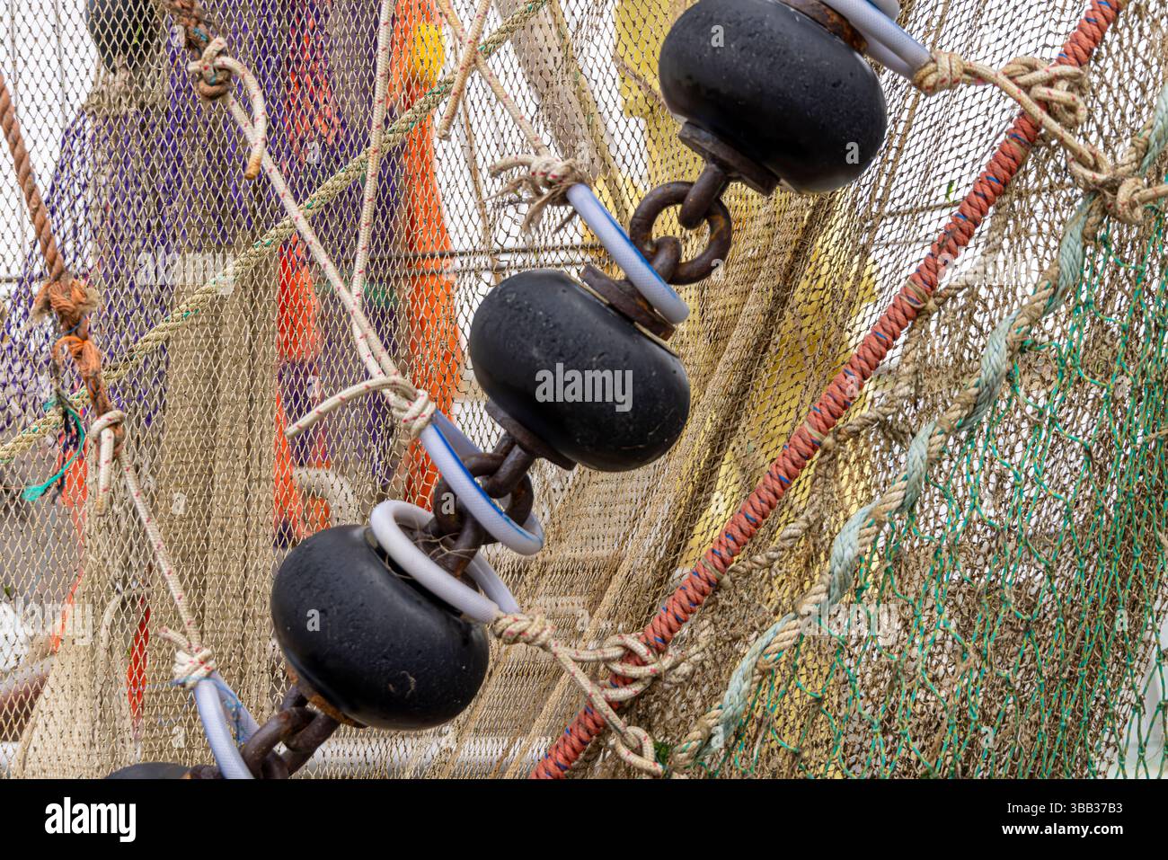 Gros plan des filets d'un bateau de pêche à la crevette dans le port néerlandais Zoutkamp à Groningen aux pays-Bas Banque D'Images