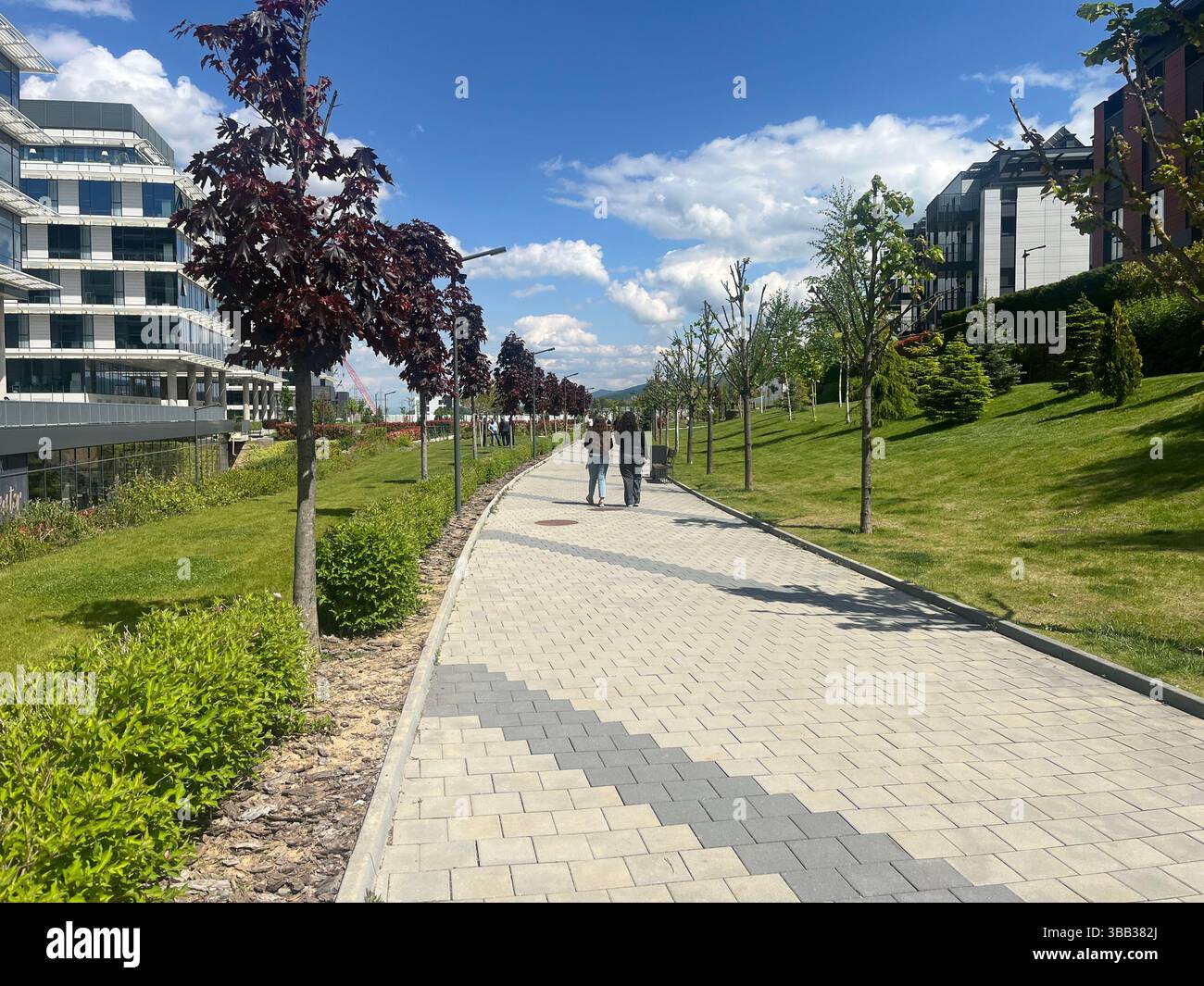 Ruelle au parc Garitage à Sofia Bulgarie, entourée d'espaces verts et d'infrastructures de bureaux écologiques modernes favorisant une vie urbaine durable - Image de stock capturée avec un smartphone