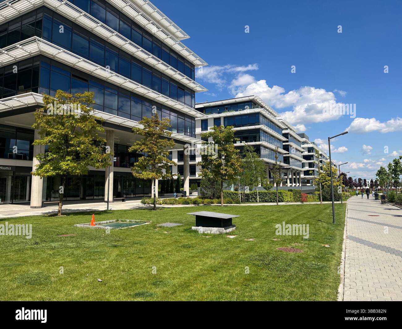 Parc d'affaires Garitage, immeubles de bureaux Garitage, complexe de bureaux moderne, espace vert, Sofia Bulgarie, Europe de l'est, Balkans, UE - Image de stock capturée avec un smartphone