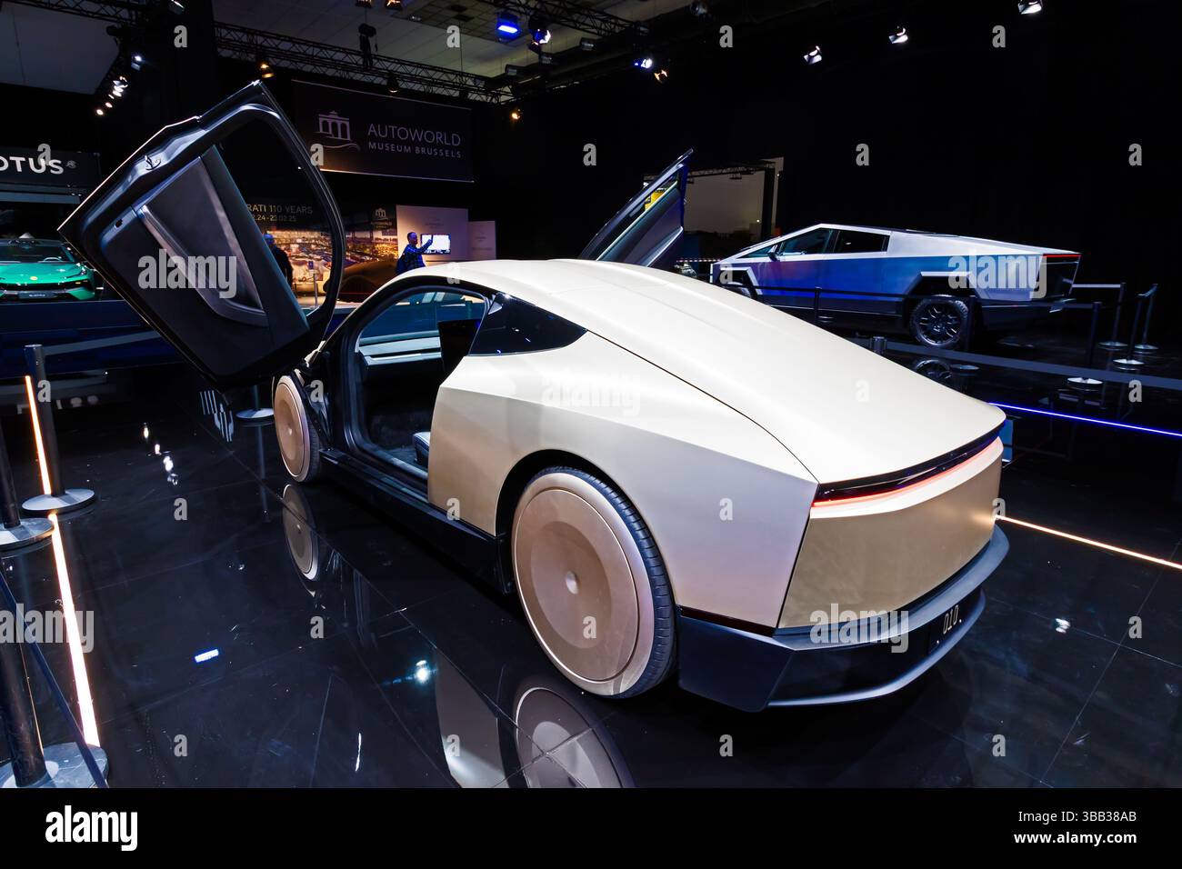 Tesla Cybercab (Robotaxi) concept de voiture électrique autonome au salon de Bruxelles. Bruxelles, Belgique - 10 janvier 2025. Banque D'Images