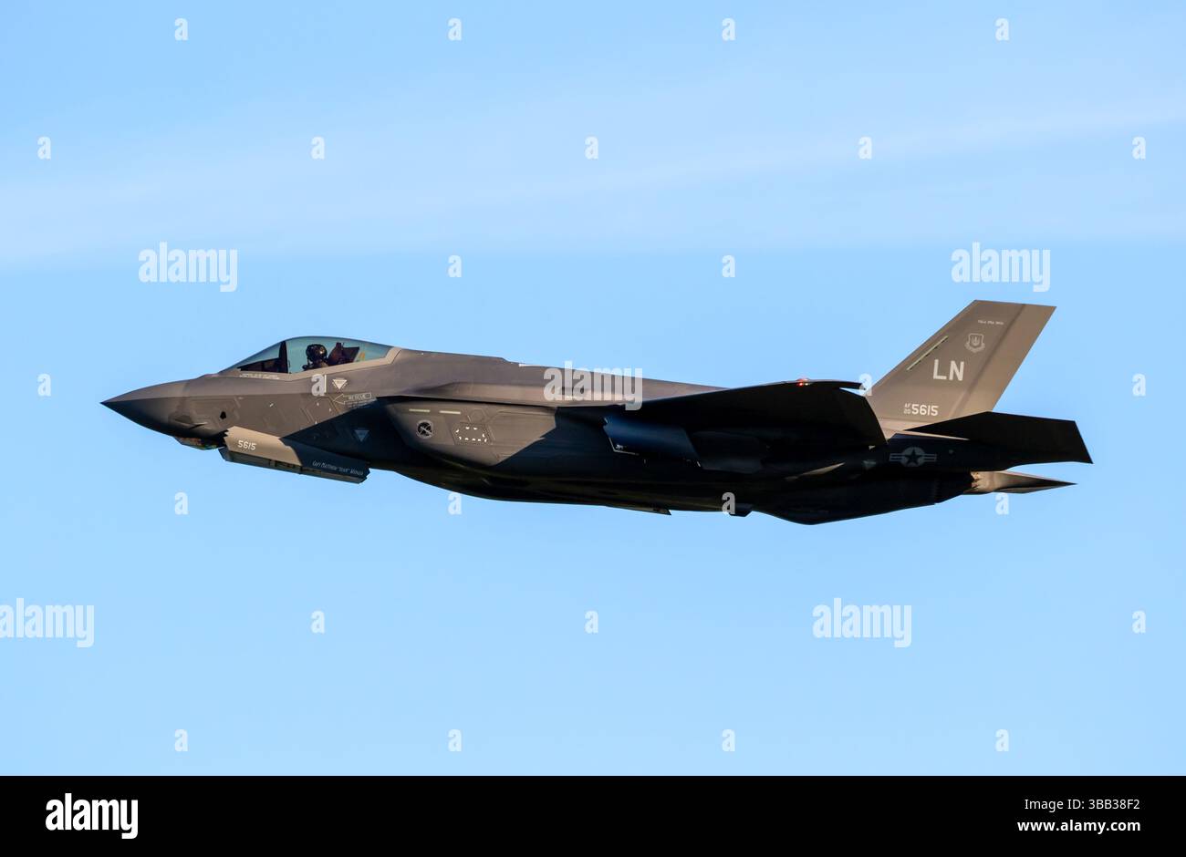 US Air Force Lockheed Martin F-35A Lightning II chasseur du 495th Fighter Squardon (RAF Lakenheath) en vol au-dessus de la base aérienne de Leeuwarden pendant l'OTAN Banque D'Images