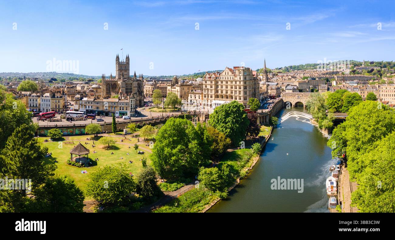 Vue aérienne de la ville de Bath dans le sud-ouest de l'Angleterre montrant la rivière Avon, Pulteney Weir, l'Empire Building, Parade Gardens et l'abbaye de Bath. Banque D'Images