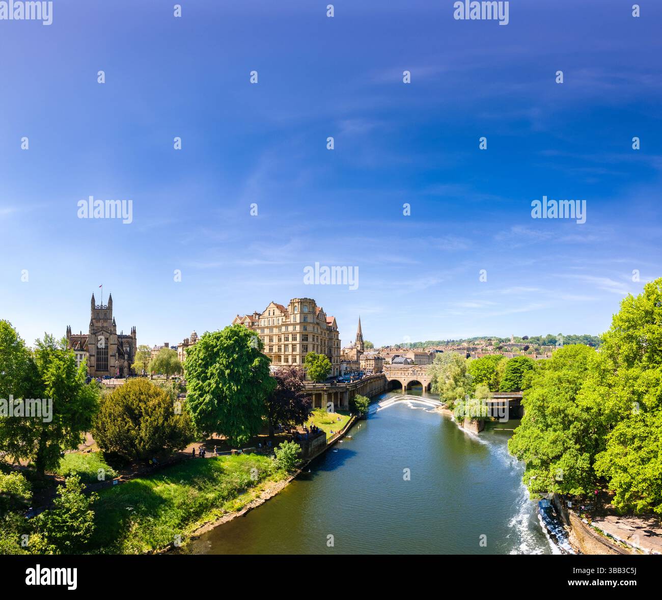 Vue aérienne de la ville de Bath dans le sud-ouest de l'Angleterre montrant la rivière Avon, Pulteney Weir, l'Empire Building, Parade Gardens et l'abbaye de Bath. Banque D'Images