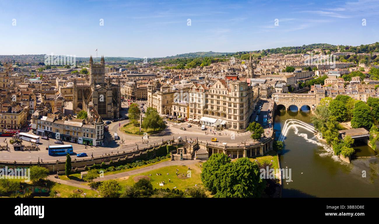 Vue aérienne de la ville de Bath dans le sud-ouest de l'Angleterre montrant la rivière Avon, Pulteney Weir, l'Empire Building, Parade Gardens et l'abbaye de Bath. Banque D'Images