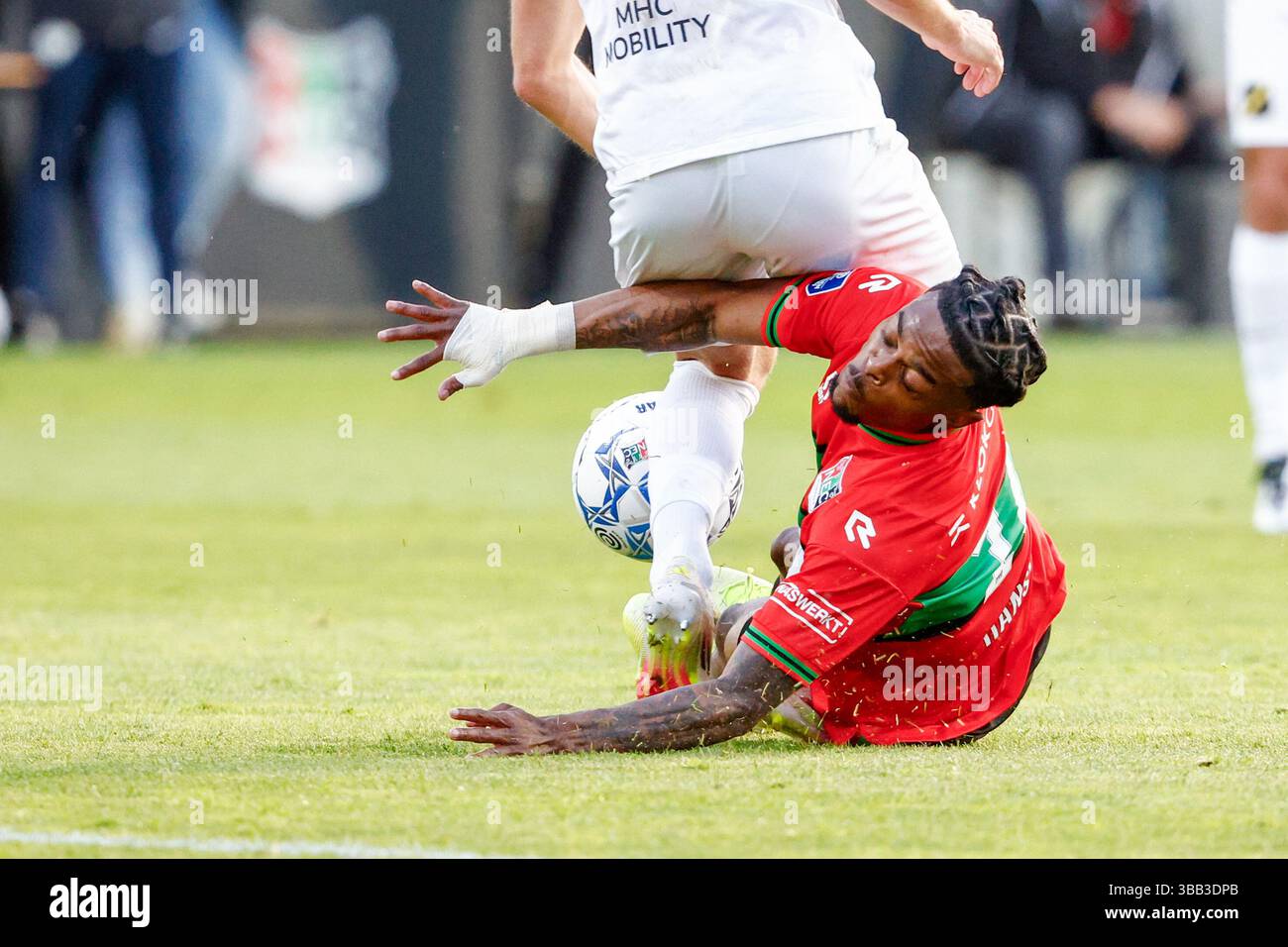 Nimègue, pays-Bas. 14 mai 2025. NIMÈGUE, PAYS-BAS - 14 MAI : Maxime Busi du CNA Breda se bat pour la possession avec Sontje Hansen du NEC lors du match Néerlandais Eredivisie entre NEC et NAC Breda au Goffertstadion le 14 mai 2025 à Nimègue, pays-Bas. (Photo de Broer van den Boom/Orange Pictures) crédit : Orange pics BV/Alamy Live News Banque D'Images