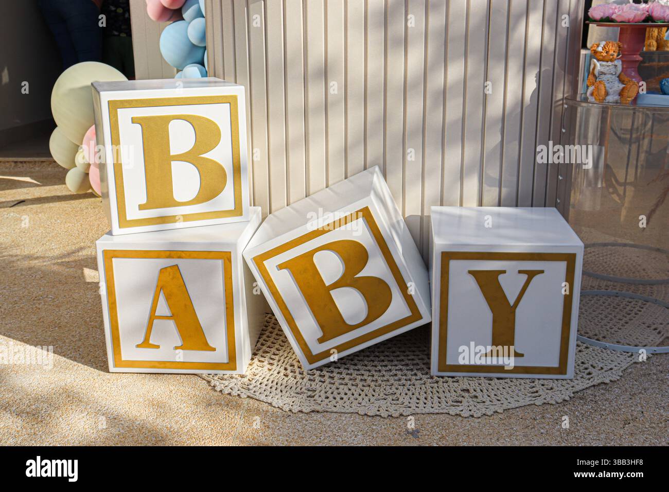Le genre révèle les décorations de fête avec des boîtes qui épellent le mot bébé Banque D'Images