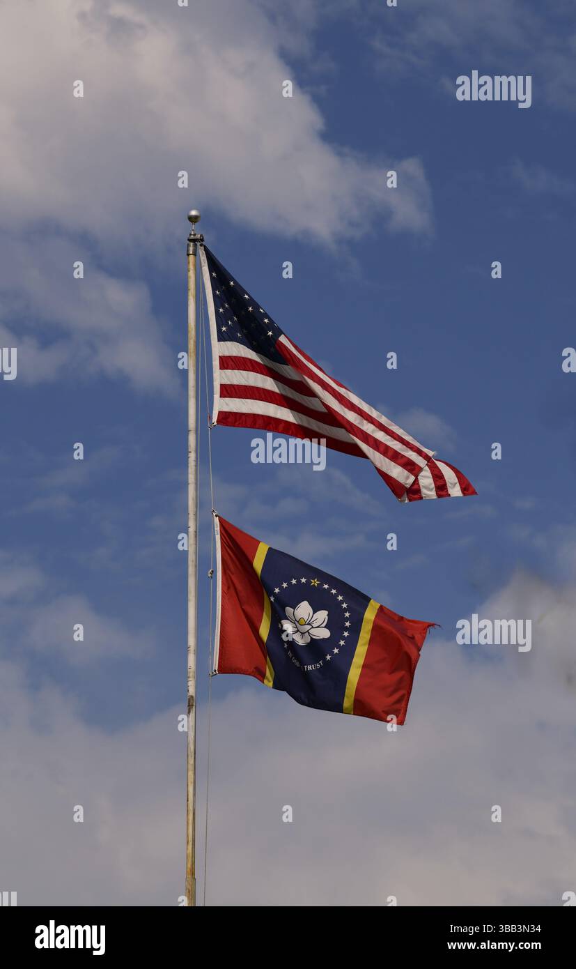 Les drapeaux américain et de l'État du Mississippi. Banque D'Images