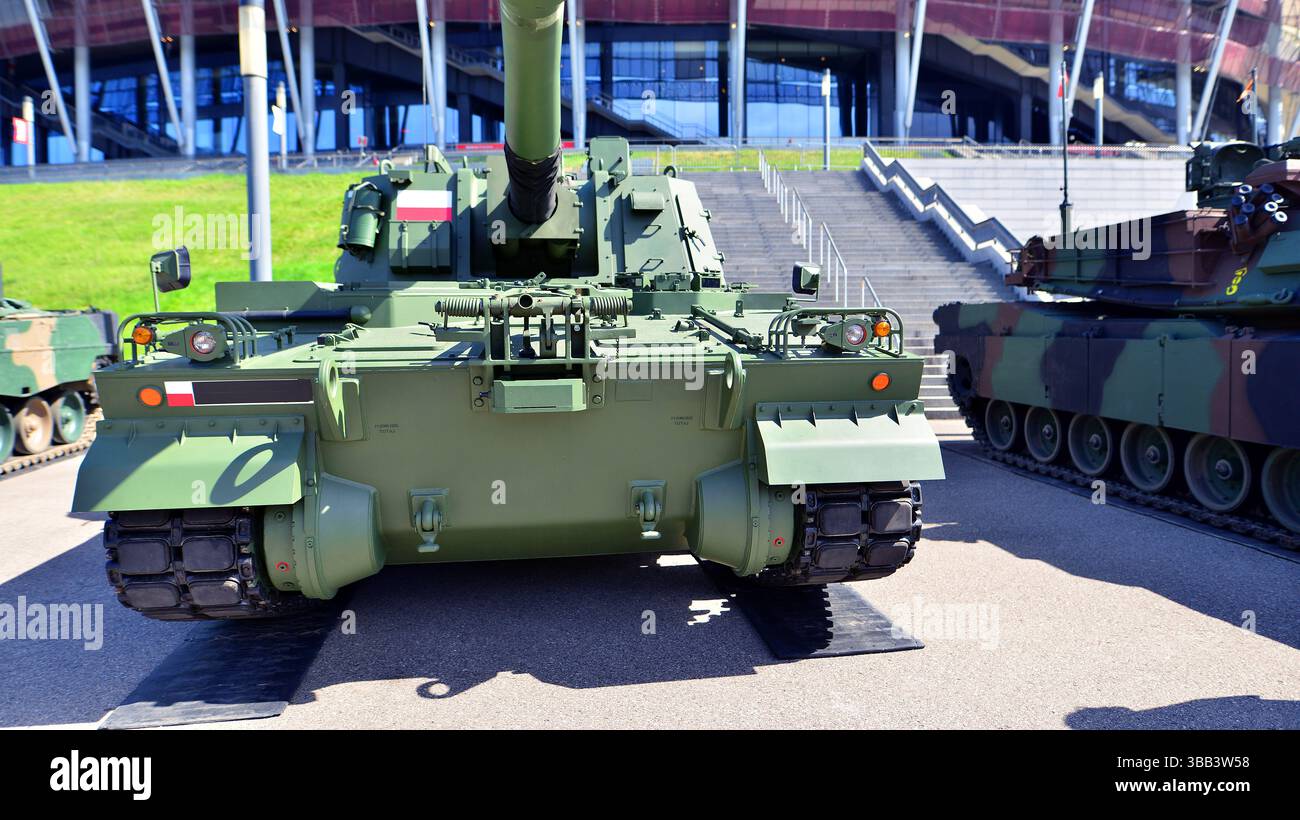 Varsovie, Pologne. 7 mai 2025. Obusier SH K K9 de 155 mm au salon Defence24 des équipements militaires. Banque D'Images