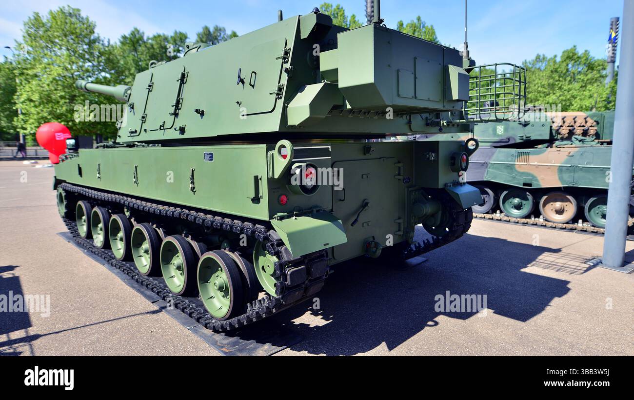 Varsovie, Pologne. 7 mai 2025. Obusier SH K K9 de 155 mm au salon Defence24 des équipements militaires. Banque D'Images