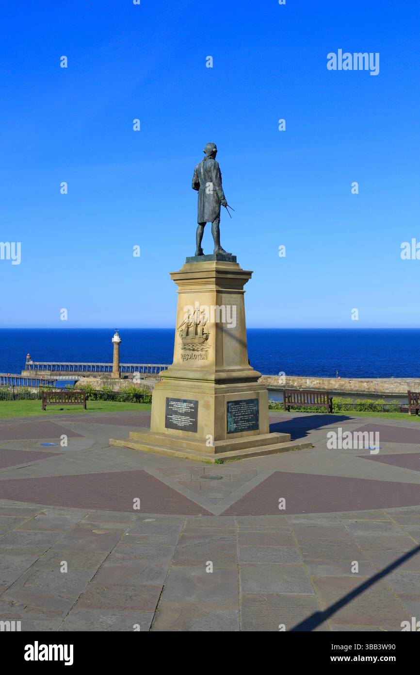 Monument du capitaine James Cook sur West Cliff surplombant le port de Whitby, Whitby, North Yorkshire, Angleterre, Royaume-Uni. Banque D'Images