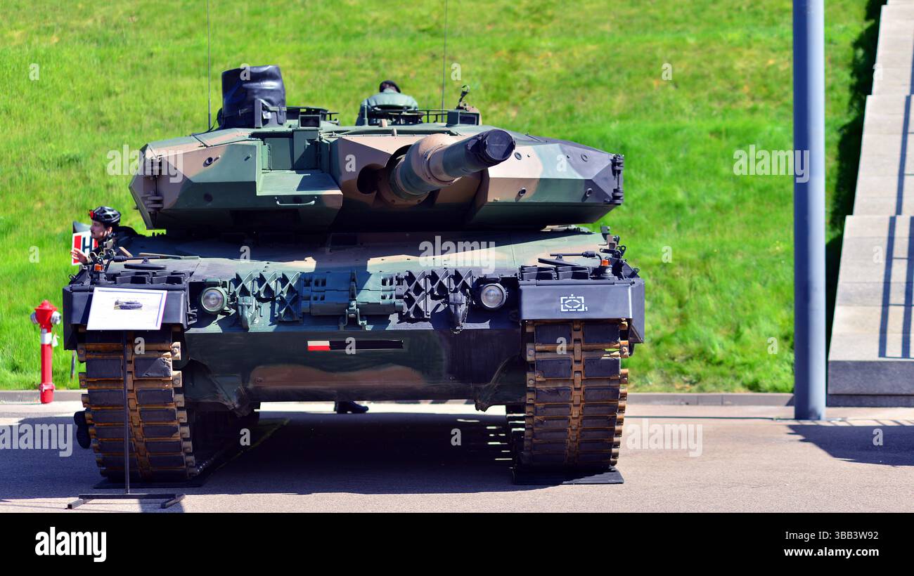 Varsovie, Pologne. 7 mai 2025. Char de combat principal Leopard 2PL char à l'exposition d'équipement militaire Defence24. Banque D'Images