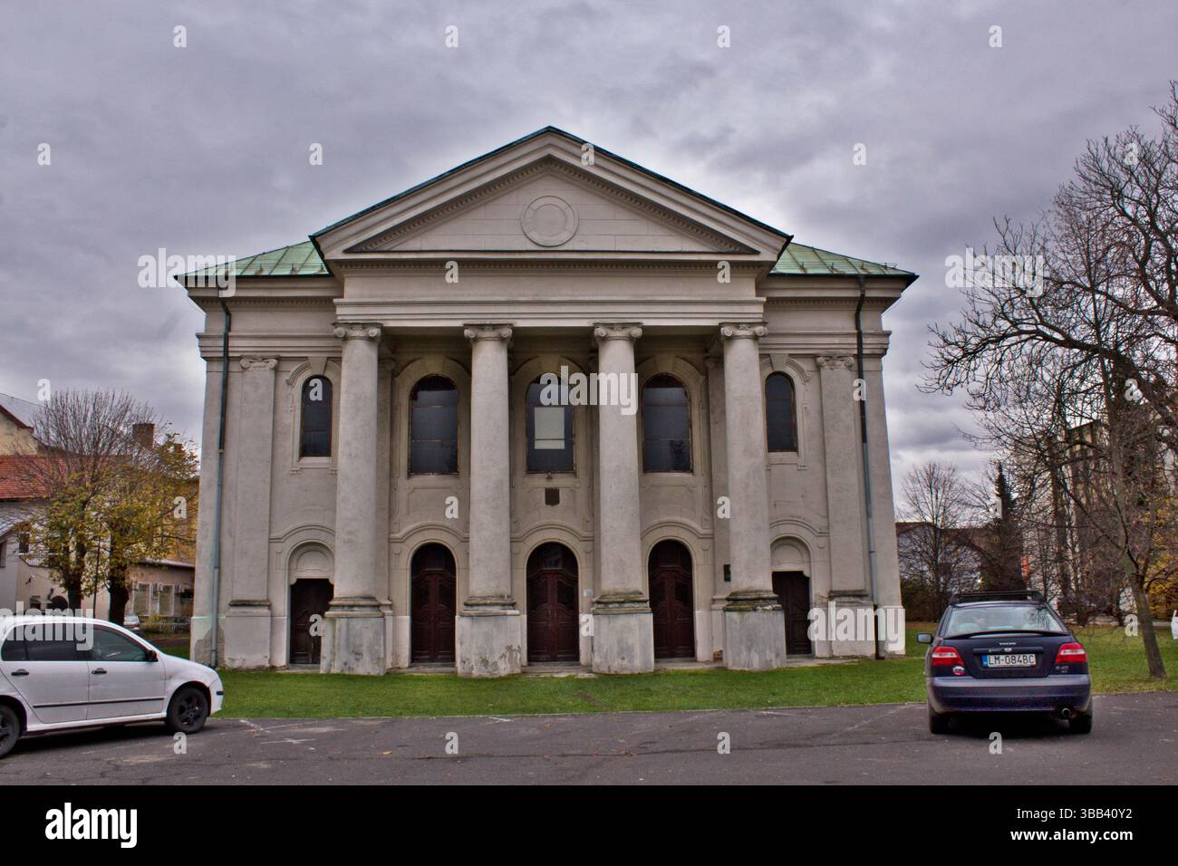 Monumental classiciste extérieur de la synagogue juive, appartient actuellement à l'Union des communautés religieuses juives de Slovaquie mais administrée par Museu Banque D'Images Monumental classiciste extérieur de la synagogue juive, appartient actuellement à l'Union des communautés religieuses juives de Slovaquie mais administrée par Museu Banque D'Images