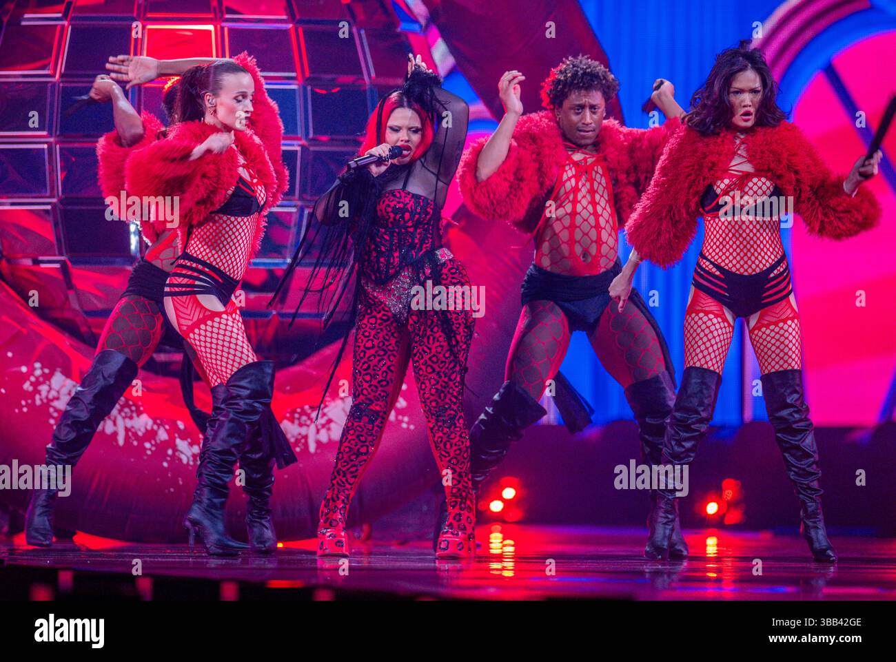 Bâle, Suisse. 14 mai 2025. Miriana Conte de Malte avec la chanson 'Serving' lors d'une répétition pour la deuxième demi-finale du 69e concours Eurovision de la chanson à l'Arena. Au total, 37 numéros seront en compétition pour le trophée et près de 60 000 spectateurs sont attendus aux neuf spectacles. Un bon 160 millions de personnes ont regardé l'émission musicale à la télévision en 2024. Crédit : Jens Büttner/dpa/Alamy Live News Banque D'Images