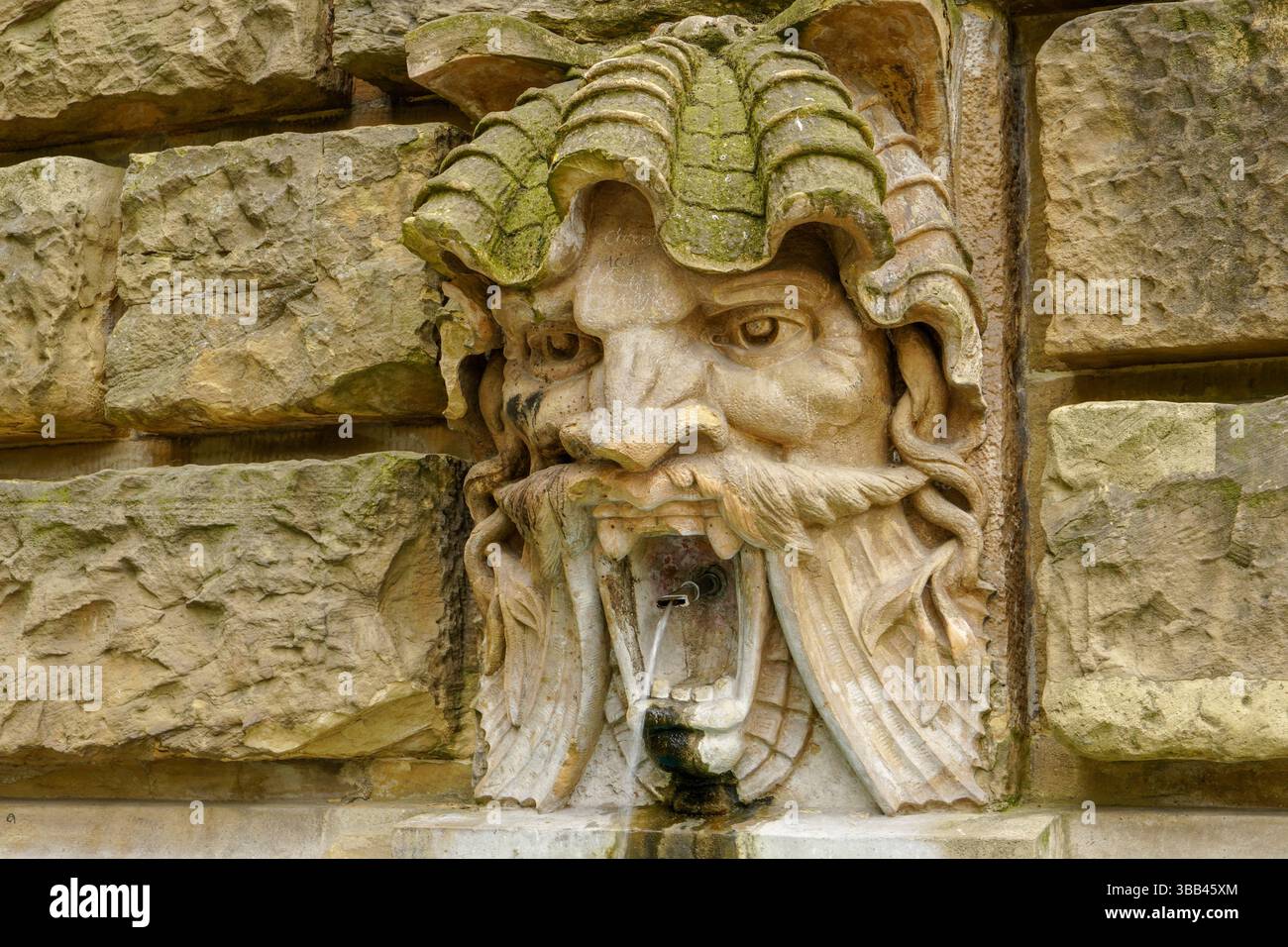 Mannheim, Allemagne - 8 mai 2025 : gros plan de l'ancienne fontaine lapidée dans la rue. Banque D'Images