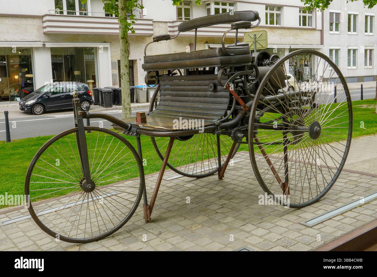 Mannheim, Allemagne - 8 mai 2025 : Statue de la voiture par Carl Benz. Banque D'Images