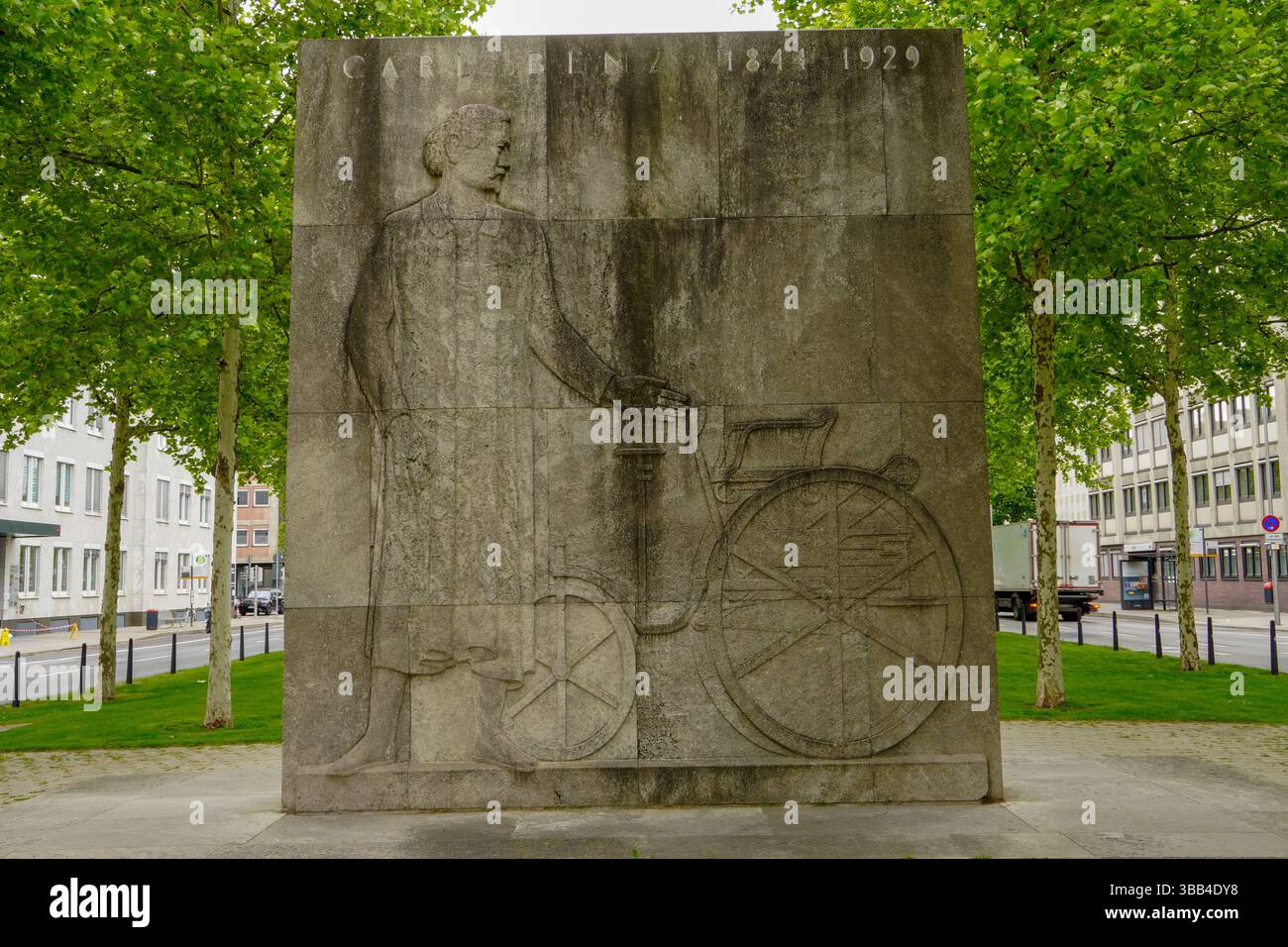 Mannheim, Allemagne - 8 mai 2025 : Carl Benz Memorial. Karl Friedrich Benz était un concepteur de moteurs et ingénieur automobile allemand. Banque D'Images