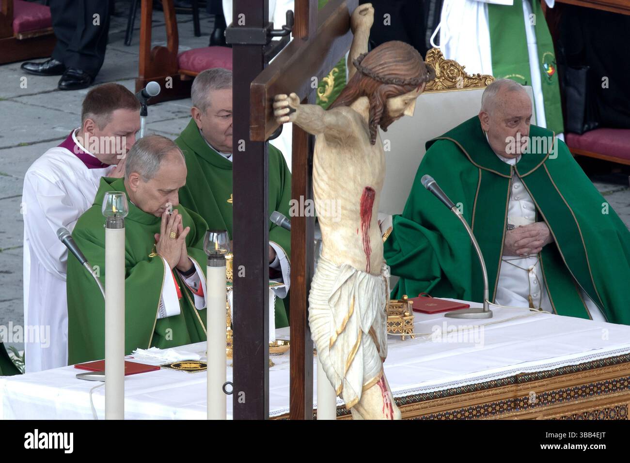 Le cardinal Robert Francis Provost co-célèbre avec le pape François une messe pour le jubilé des forces armées à la place Pierre. Banque D'Images Le cardinal Robert Francis Provost co-célèbre avec le pape François une messe pour le jubilé des forces armées à la place Pierre. Banque D'Images