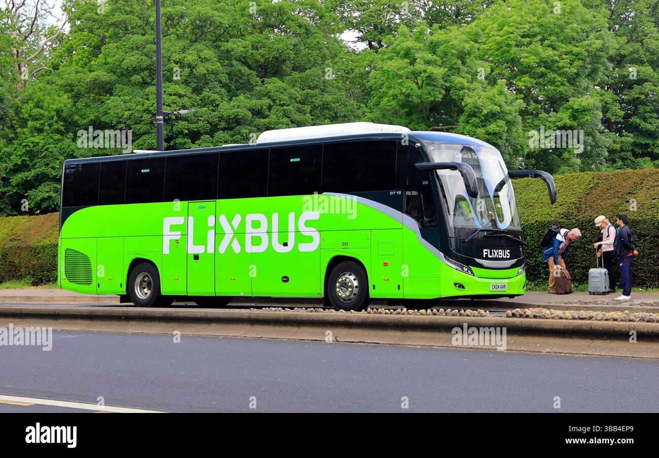 Autocar FlixBus, centre-ville de Cardiff, pays de Galles du Sud, Royaume-Uni, Royaume-Uni. Prise mai 2025 au printemps Banque D'Images
