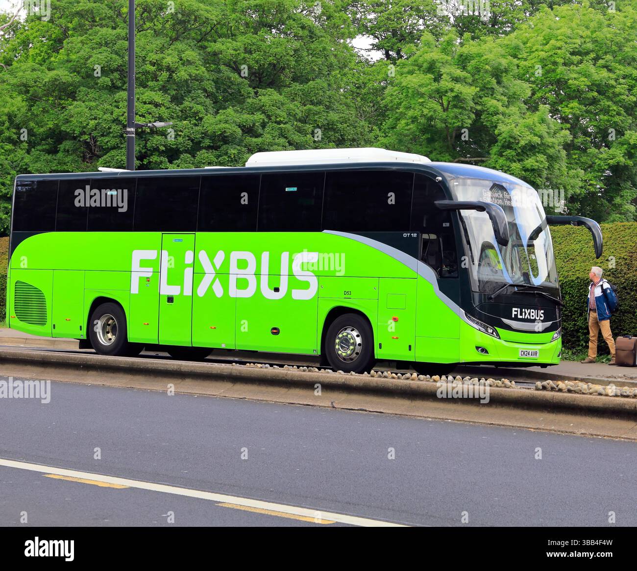 Autocar FlixBus, centre-ville de Cardiff, pays de Galles du Sud, Royaume-Uni, Royaume-Uni. Prise mai 2025 au printemps Banque D'Images