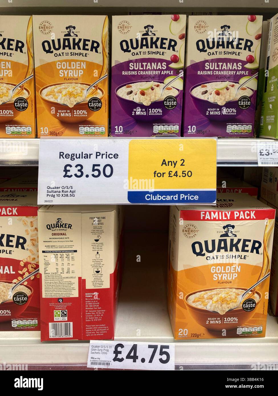 Étagères de céréales pour petit déjeuner Quaker Oats en vente au supermarché Tesco, Royaume-Uni Banque D'Images