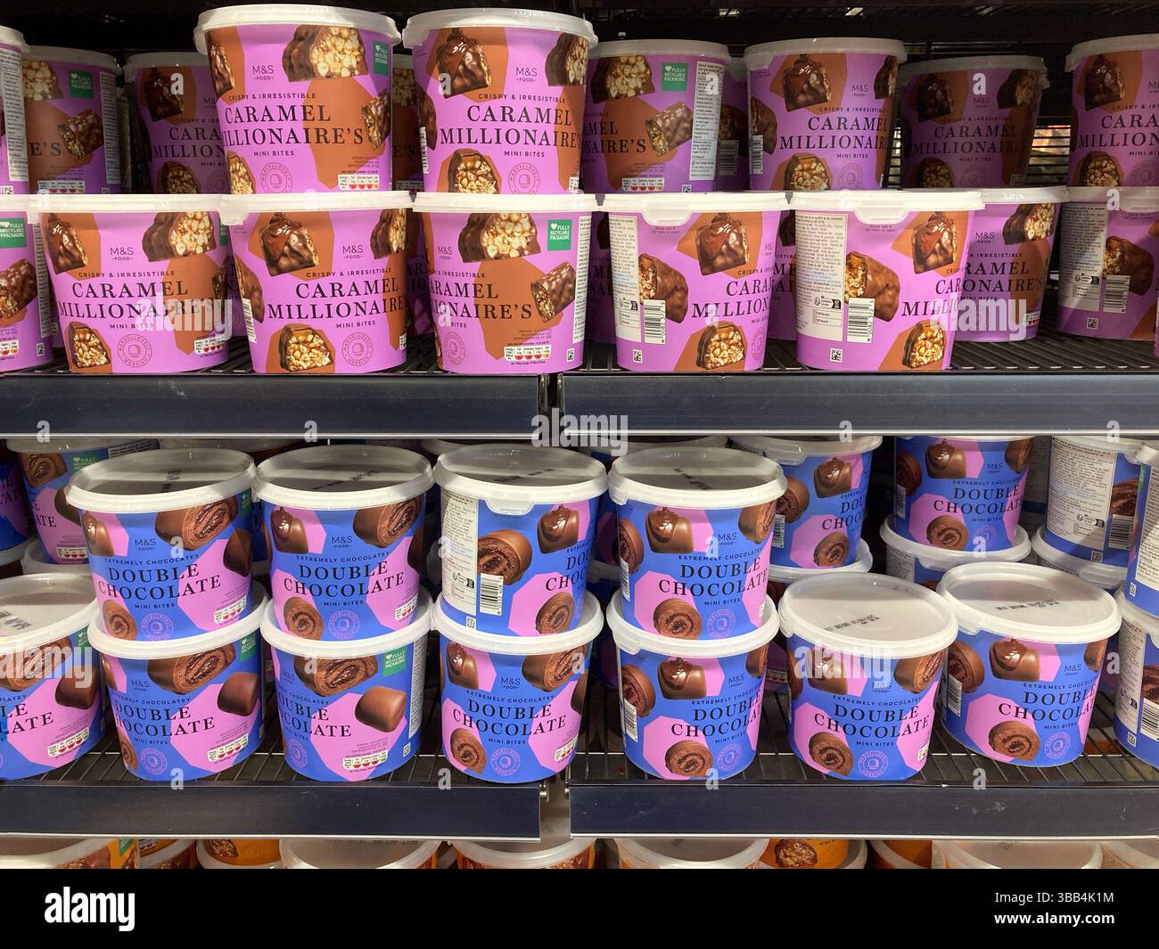 Marks et Spencer possèdent une marque de friandises sucrées sur les étagères ; Caramel Millionaire's Mini Bites et double Chocolate Mini Bites, Royaume-Uni Banque D'Images