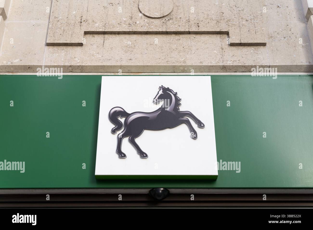 Symbole de cheval noir de la Lloyds Bank monté sur un panneau vert au-dessus de l'entrée de la succursale – emblématique enseigne de la banque britannique à Londres, au Royaume-Uni Banque D'Images
