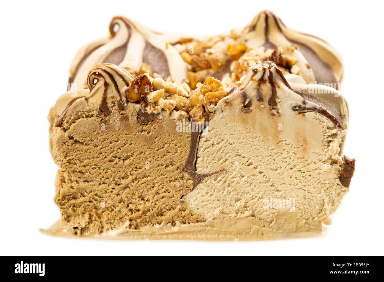 Crème glacée au caramel et au chocolat isolée sur fond blanc Banque D'Images