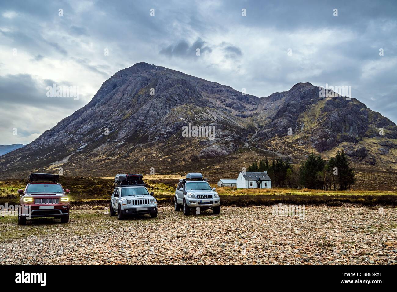 4x4 voitures à Wee White House Glencoe, Glen Etive Valley, Highlands, Écosse, Royaume-Uni Banque D'Images