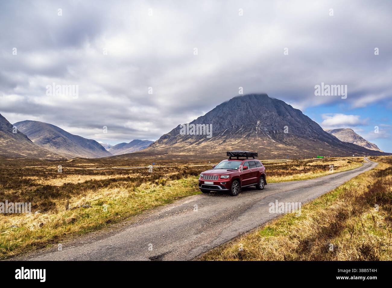4x4 voitures à Glen Etive Valley, Highlands, Écosse, Royaume-Uni Banque D'Images