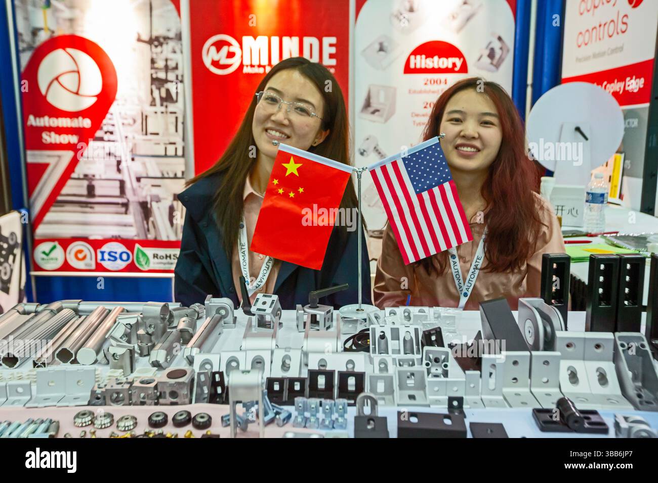 Detroit, États-Unis. 13 mai 2025. Detroit, Michigan - plus de 800 exposants exposés à automate, le plus grand événement de robotique et d'automatisation en Amérique du Nord. Des représentants de la société chinoise Minde ont montré leurs produits. Crédit : Jim West/Alamy Live News Banque D'Images Detroit, États-Unis. 13 mai 2025. Detroit, Michigan - plus de 800 exposants exposés à automate, le plus grand événement de robotique et d'automatisation en Amérique du Nord. Des représentants de la société chinoise Minde ont montré leurs produits. Crédit : Jim West/Alamy Live News Banque D'Images