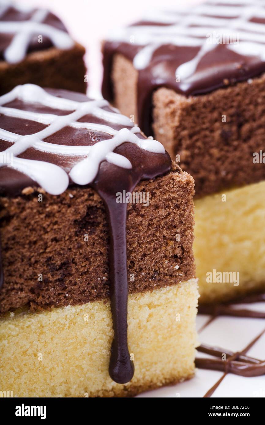 Morceaux de gâteau sur une plaque Banque D'Images