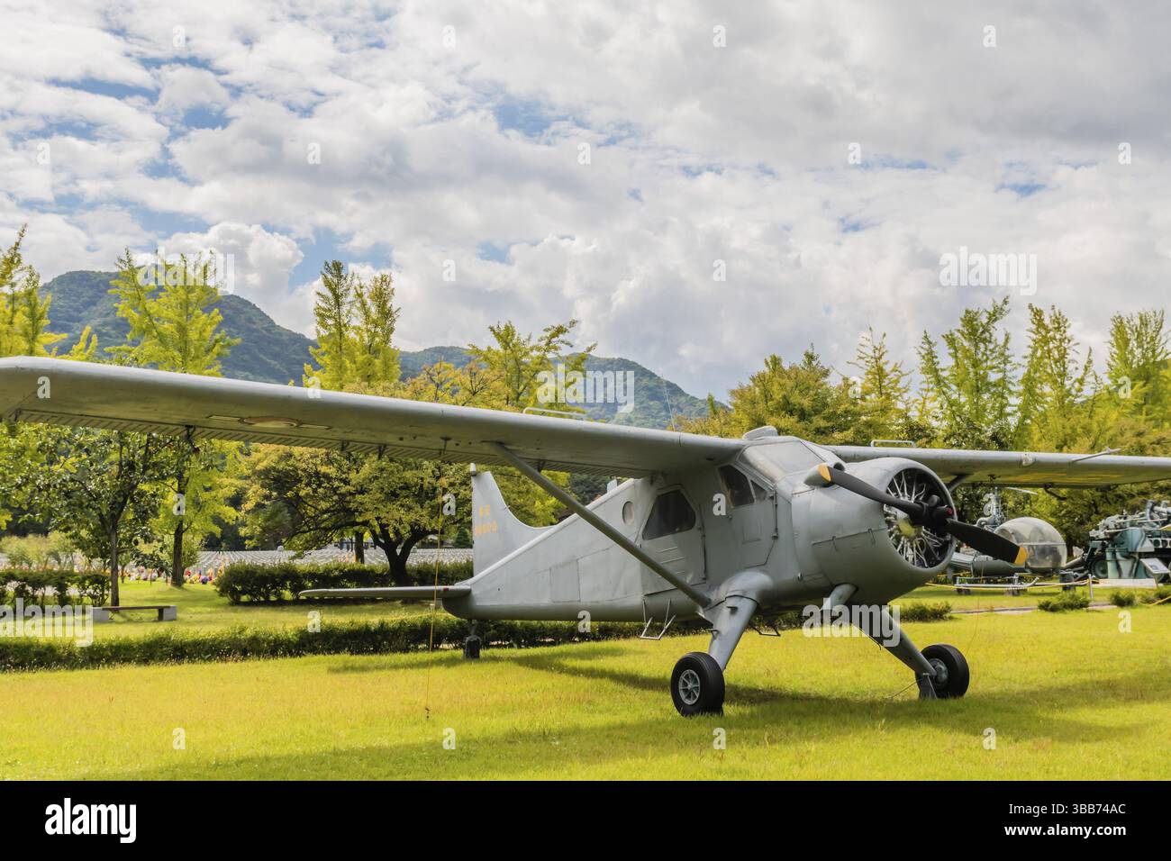 Daejeon, Corée du Sud. 3 octobre 2019 : de Havilland U-6 Beaver, avion d'entraînement exposé au cimetière national Banque D'Images Daejeon, Corée du Sud. 3 octobre 2019 : de Havilland U-6 Beaver, avion d'entraînement exposé au cimetière national Banque D'Images