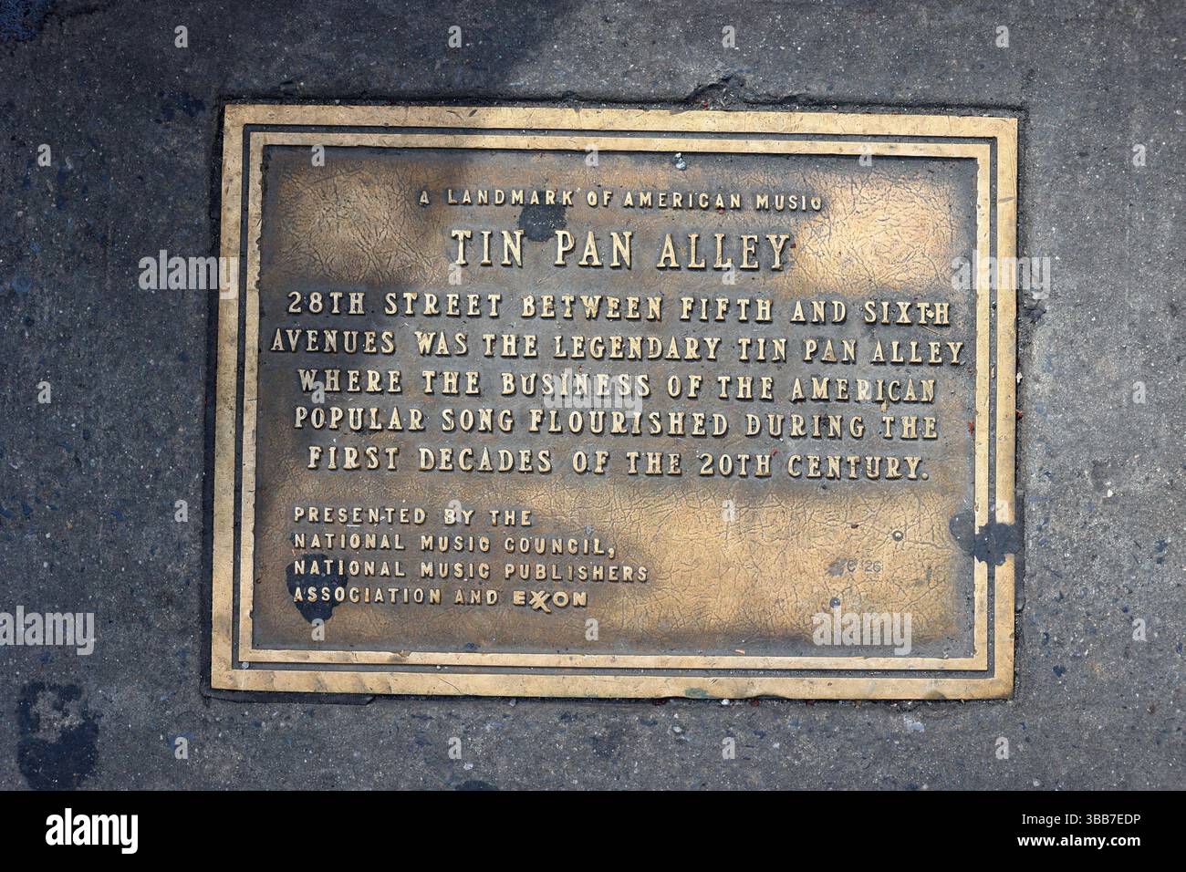 Une plaque sur le trottoir près de Broadway et E 28th St marquant l'emplacement historique de Tin Pan Alley à New York. Banque D'Images