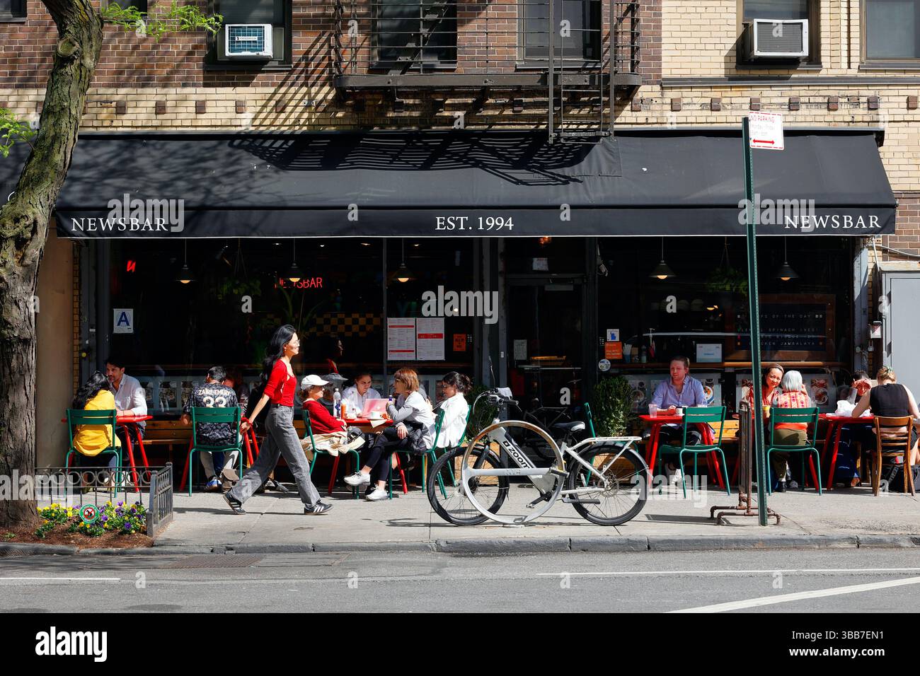 Newsbar, 107 University PL, New York, NYC vitrine d'un restaurant et café brunch dans le Greenwich Village de Manhattan. Banque D'Images