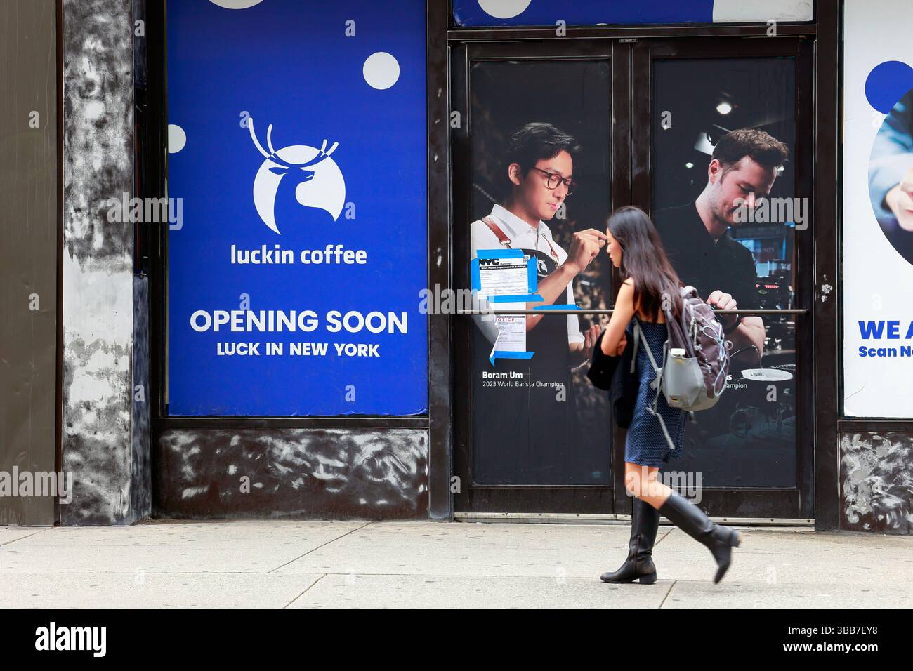Une personne se promène devant un Luckin Coffee 瑞幸咖啡 en construction dans le Greenwich Village de Manhattan, New York. 美國 紐約 纽约 美国 Banque D'Images