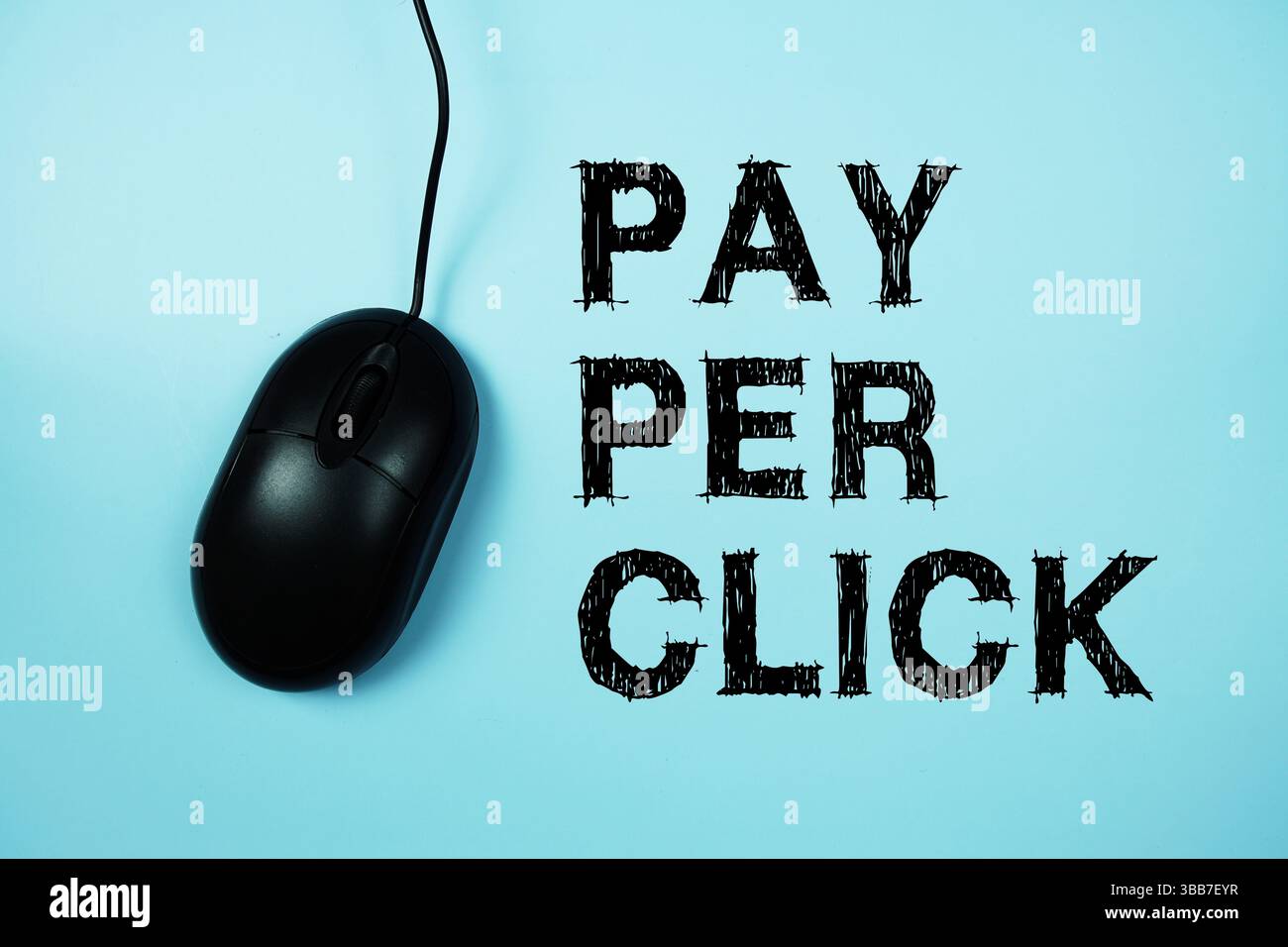 Payez par clic texte avec souris optique sur fond bleu Banque D'Images