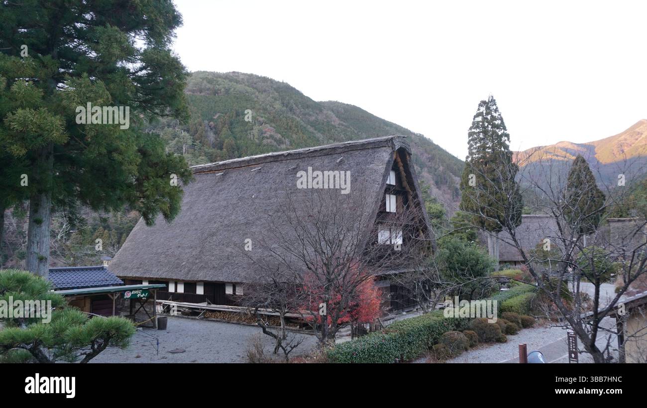 Takayama Cityscape : mélange de tradition et de nature Banque D'Images
