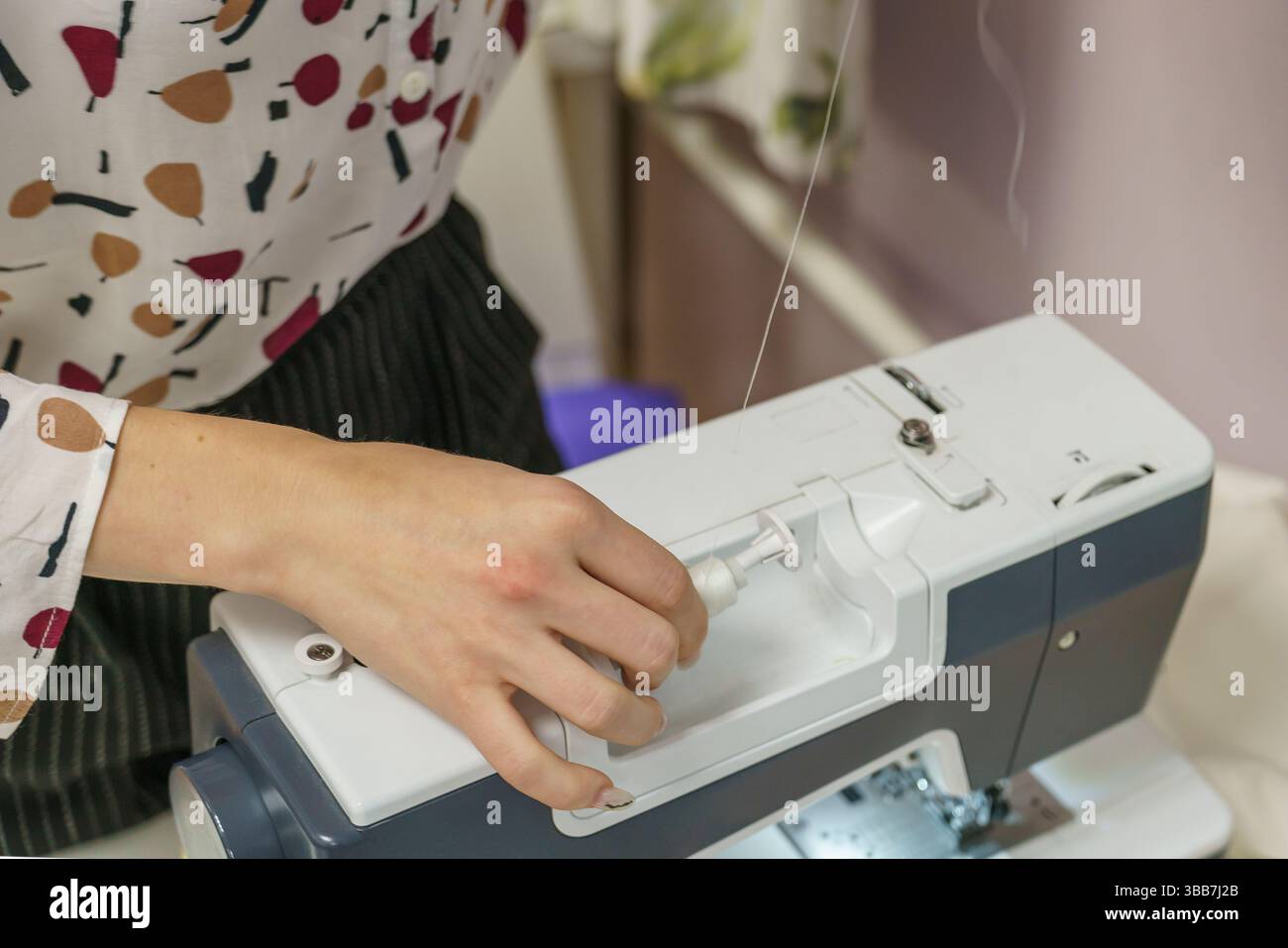 un lieu de travail de couturière, production de couture, machine à coudre, machine à coudre avec fil Banque D'Images